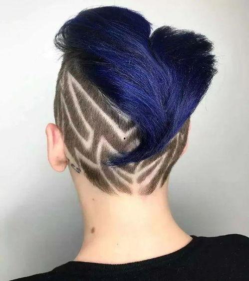 做发型时吃瓜,打造夏日清爽造型