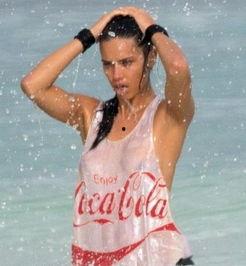 明星真空戏水,戏水瞬间引爆夏日热潮