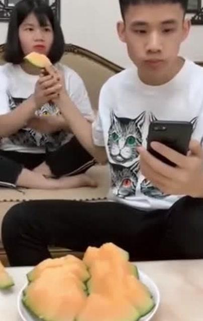 梦见和姐姐吃瓜,与姐姐共享瓜果时光