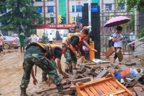 网红跑河南抗洪作秀,引发网友热议