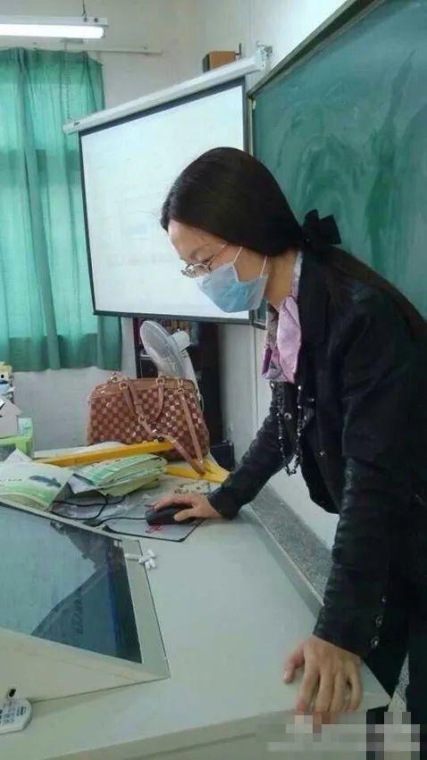 头条上课带口罩的老师,口罩下的教师风采